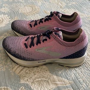 Woman’s Brooks levitate 2 size 8.5 - great condition only worn a few times